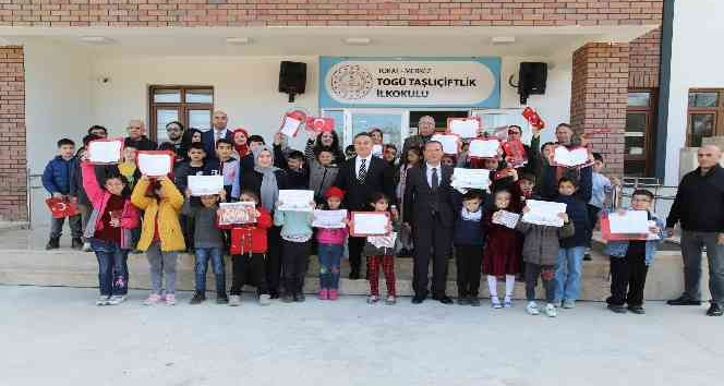 Üniversitede açılan ilkokulda karne heyecanı