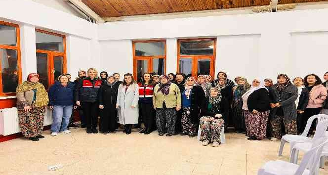 Isparta’da 158 vatandaş “En İyi Narkotik Polisi Anne ve Siber Suçlarla Mücadele Eğitimi” aldı
