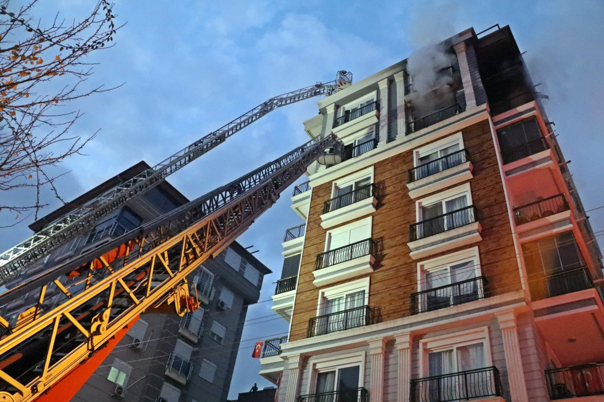Antalya'da evde yangın faciası: 2 ölü