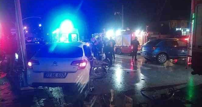 Yalova’da iki otomobil çarpıştı: 1’i ağır 4 yaralı