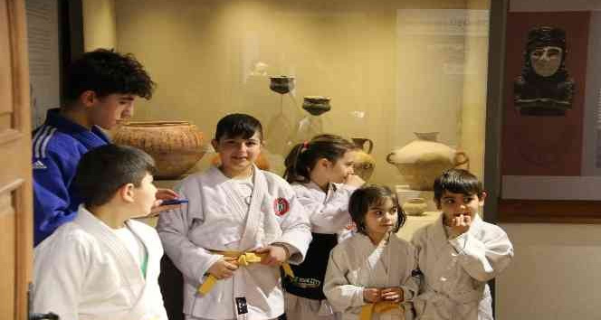 Minik sporcular karne hediyesi olarak müze gezdi