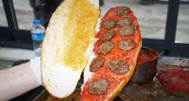 Elazığ’da 2022 yılında 2 milyondan fazla ekmek arası salçalı köfte satıldı