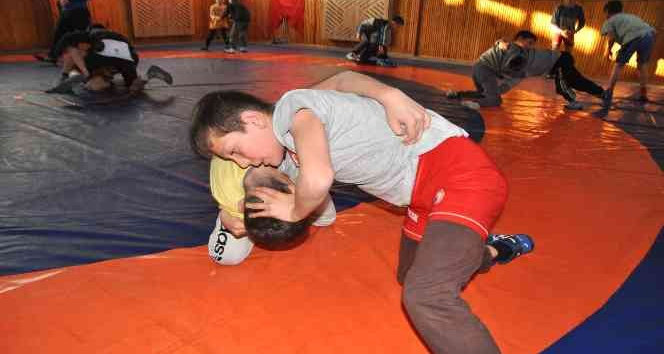 Dedesi gibi dünya şampiyonu olmak istiyor