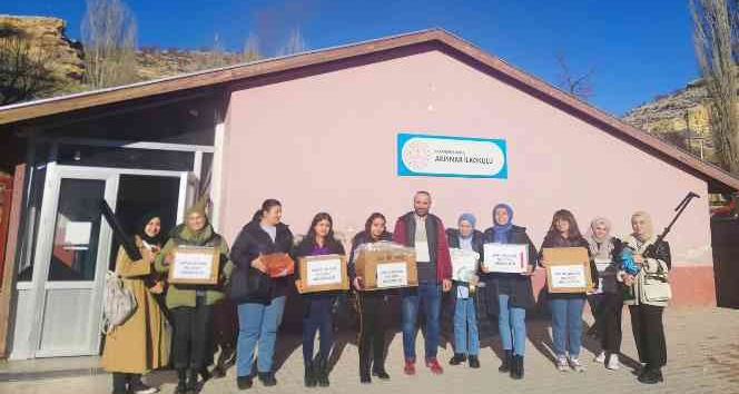 Yurt öğrencileri el emekleri ile gönülleri ısıttı