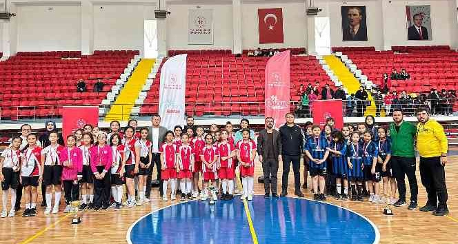 Karaman’da okul sporları küçükler hentbol müsabakaları sona erdi