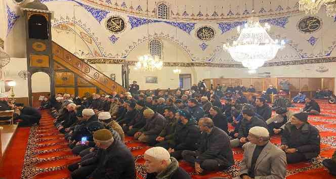 Cemaat tarihi Yıldırım Beyazıt Camiinde sabah namazında buluştu