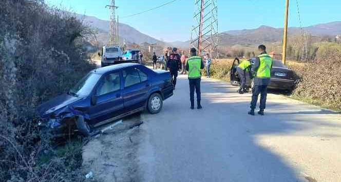 İki araç kafa kafaya çarpıştı: 3 yaralı