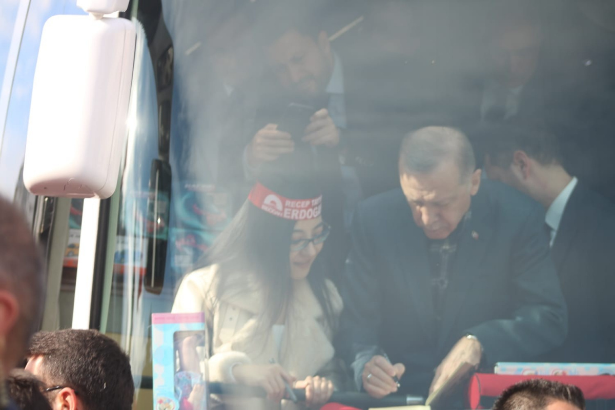 Cumhurbaşkanı Erdoğan kitabını imzaladı, genç kız gözyaşlarına boğuldu