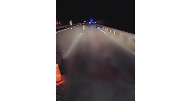 Refüje çarpıp takla atan otomobil 3 kişiye mezar oldu