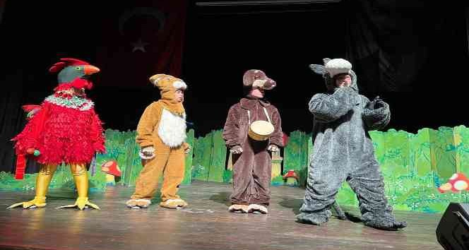 Ezine Belediyesi’nden çocuklara karne hediyesi ‘Bremen Mızıkacıları’