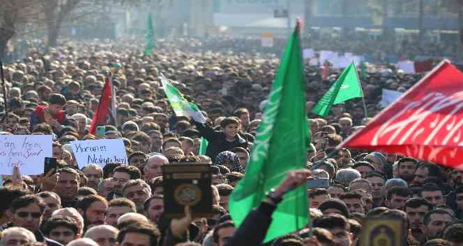 Batman’da binlerce kişi İsveç’te Kur’an-ı Kerim’in yakılmasını protesto etti