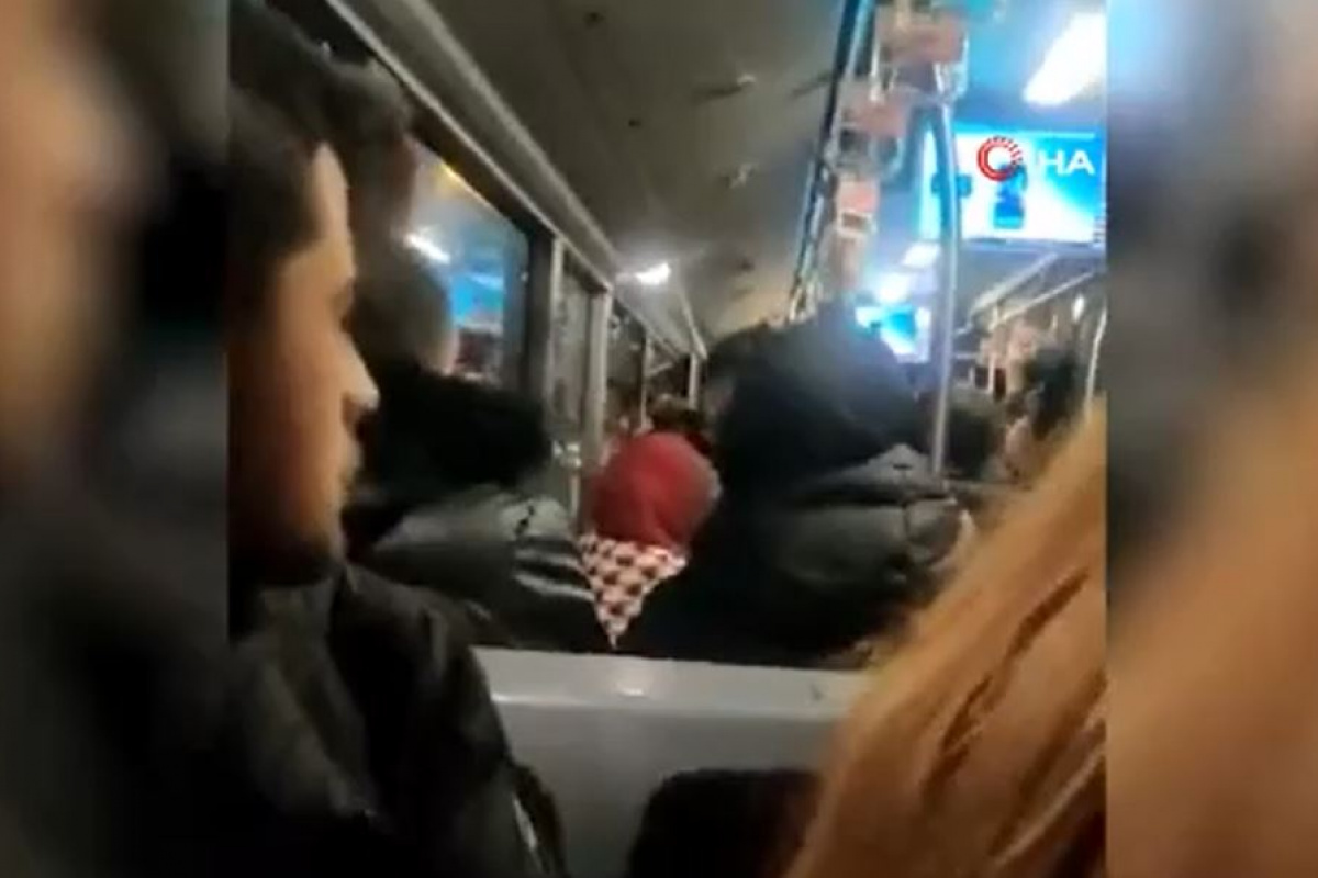 Metrobüste &#039;Ayağıma bastın&#039; kavgası kamerada