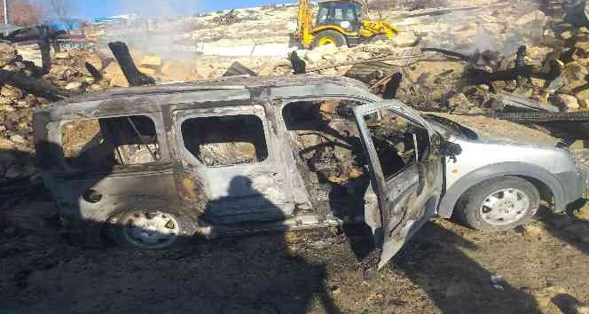 Depo yangında yıkılırken tarım aletleri ile hafif ticari araç demir yığınına döndü