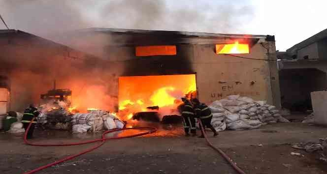 Tekstil fabrikasının deposunda çıkan yangın söndürüldü