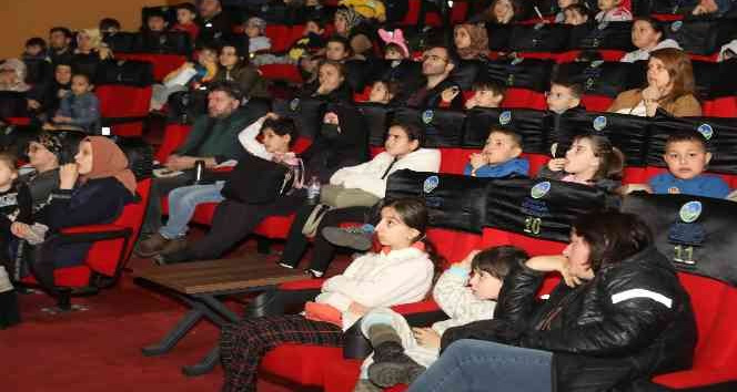 Karne heyecanı yaşayan minikler film gösteriminde buluştu