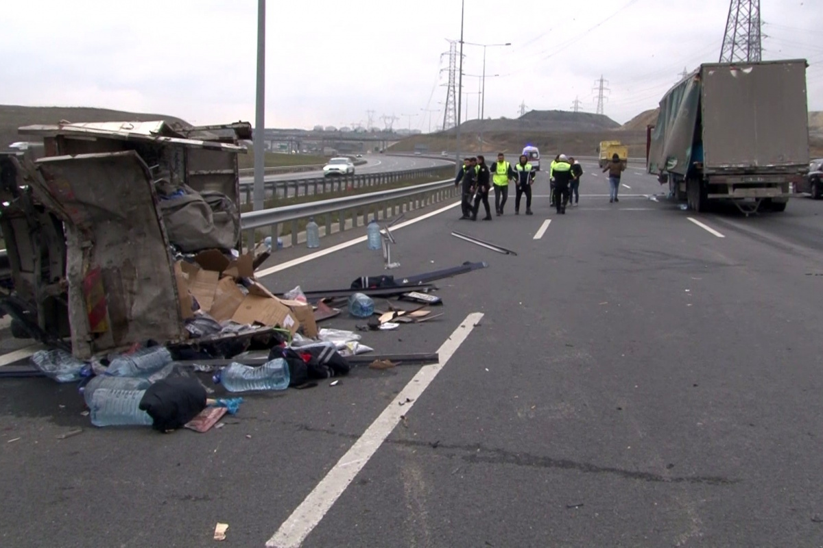 Sultangazi Kuzey Marmara Otoyolu'nda tır, ani fren yapan kamyona çarptı: 1 yaralı