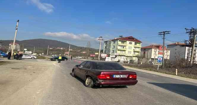 Köy yolundan kontrolsüz çıkan araç kazaya sebebiyet verdi: 2 yaralı