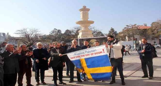 İsveç’te Kur’an-ı Kerim’in yakılmasını Erzincanlı gençler İsveç bayrağını yakarak protesto etti