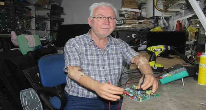 Protez kollarıyla 37 yıldır televizyon tamir ediyor