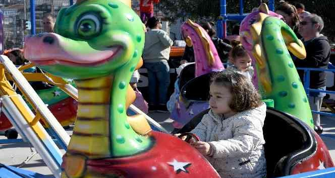 Kuşadası’nda çocuklar tatilin keyfini lunapark oyuncaklarıyla çıkarıyor
