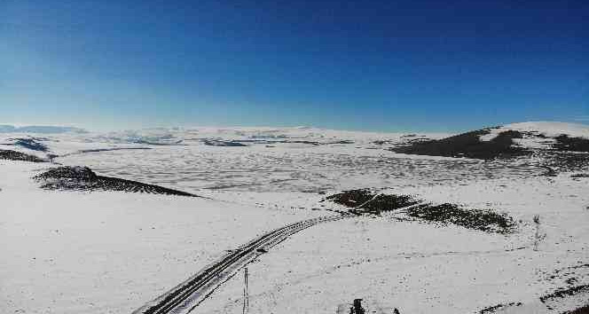 Kars’ta donan Aygır Gölü havadan görüntülendi