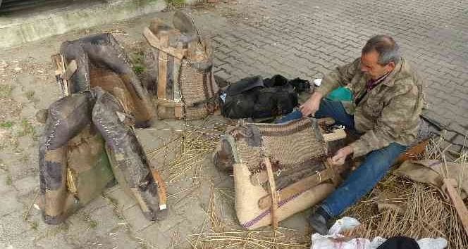 Mesleğinin son ustalarından: 60 yıldır semer tamiri yapıyor
