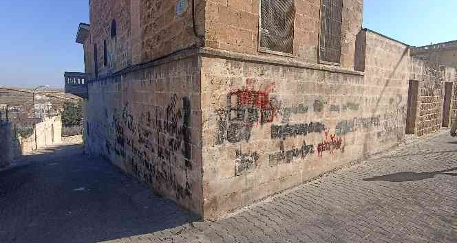Turizm ilçesi Midyat’ta duvar yazıları ve düzensiz çevre dikkat çekiyor