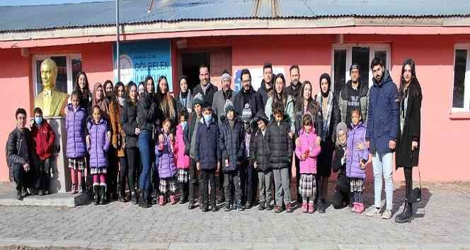 Sosyal bilimler öğrencileri minikleri kucakladı