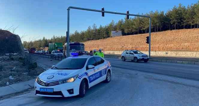 Uşak’ta işçi servisi kamyona çarptı: 5 yaralı