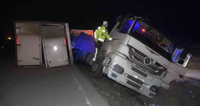 Tekel ve alkol ürünleri taşıyan tır devrildi: Alkollü sürücünün ehliyetine el konuldu