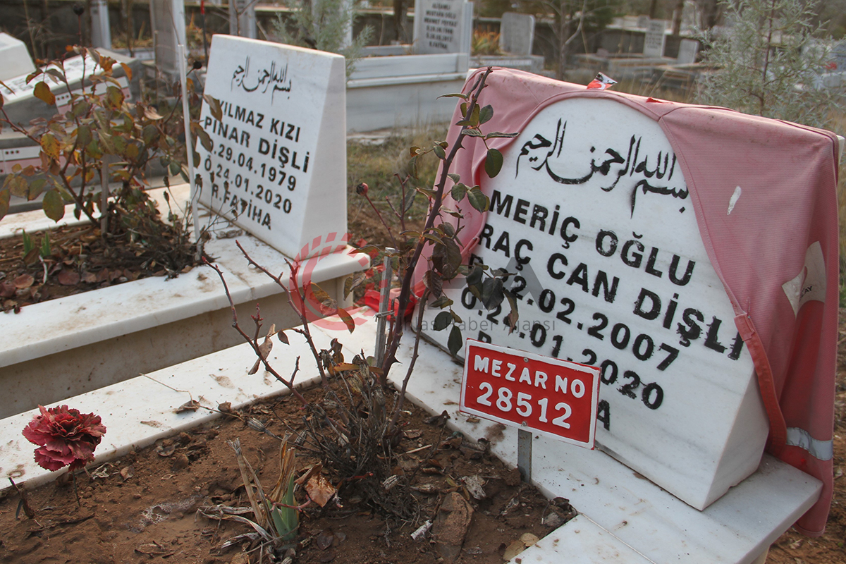 Depremde doğan ve depremde hayatını kaybeden Miraç'ın kabri başındaki detay yürek burktu