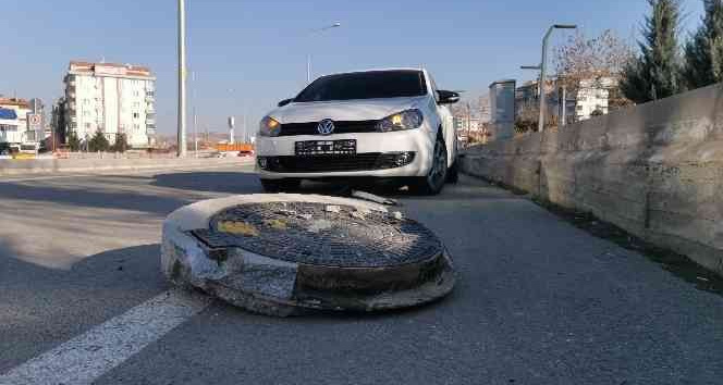 Otomobil refüjdeki rögar kapağına çarptı: 1 yaralı