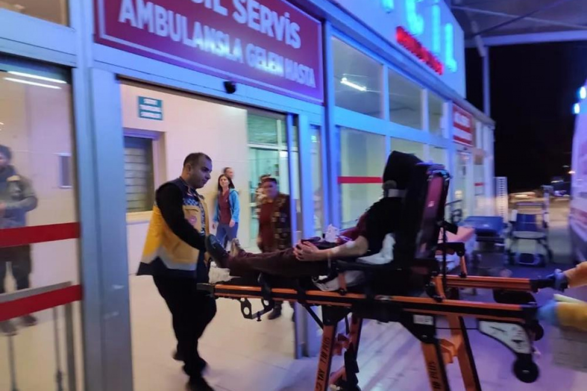 Adana&#039;da cenazeye giden aile kaza yaptı: 1&#039;i ağır, 3 yaralı