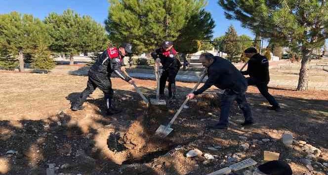 Talihsiz bebeği son yolculuğuna polis ve belediye işçileri uğurladı