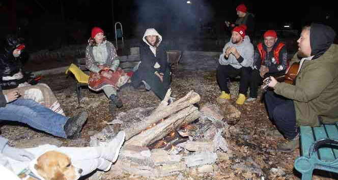 Rus turistler fırında kendi pidelerini pişirdi, kamp ateşinde eğlendi