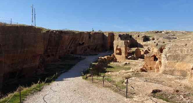 Mardin’in tarihi yapıları kar güzelliğine hasret kaldı