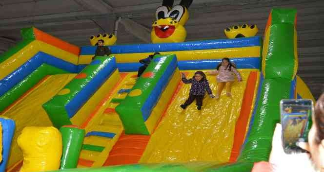 Lapseki Belediyesi’nin ’15 Tatil Eğlencesi’ etkinliğinde çocuklar doyasıya eğleniyor