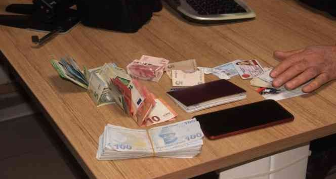 Bulduğu çantayı polise teslim etti