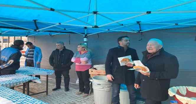 Başkan Yılmaz, vatandaşların kandilini kutlayıp, lokma dağıttı