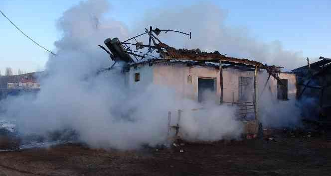 Tokat’ta korkutan yangın, kış günü evsiz kaldılar