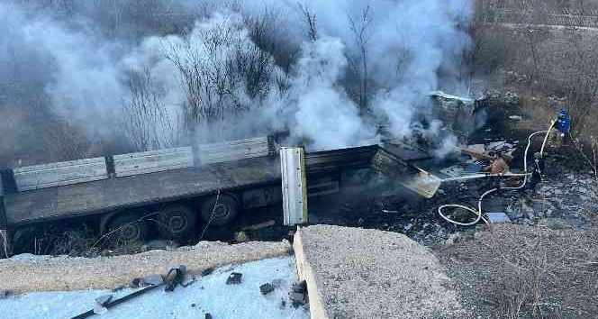 Gümüşhane’de mermer yüklü tır şarampole yuvarlanarak alev aldı: 1 yaralı