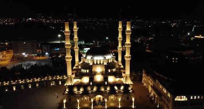 Regaip Kandili camilerde idrak edildi, eller ’yağmur’ için duaya açıldı