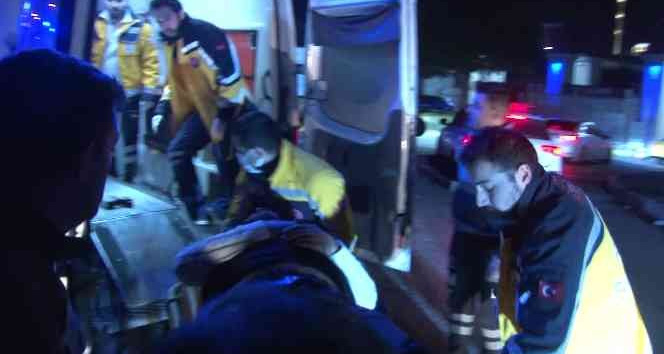 Virajı alamayan dolmuş şoförü 2 araca çarptı: 4 yaralı