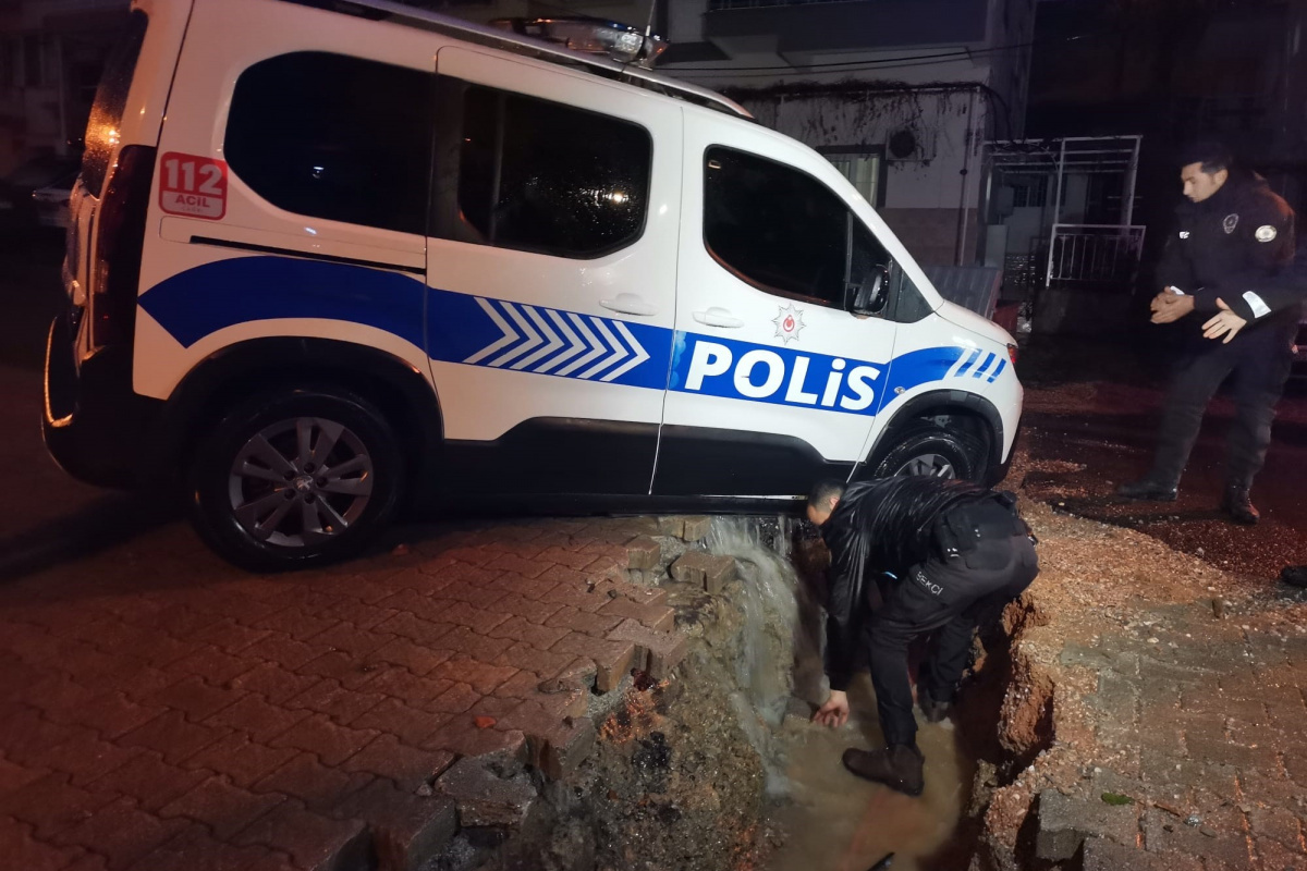 İzmir'i sağanak vurdu: Polis aracı çöken yolun içine düştü