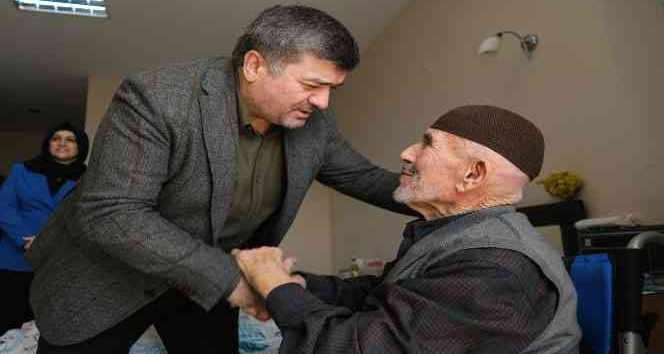 Başkan Aytekin Şenlikoğlu’ndan huzurevine ziyaret