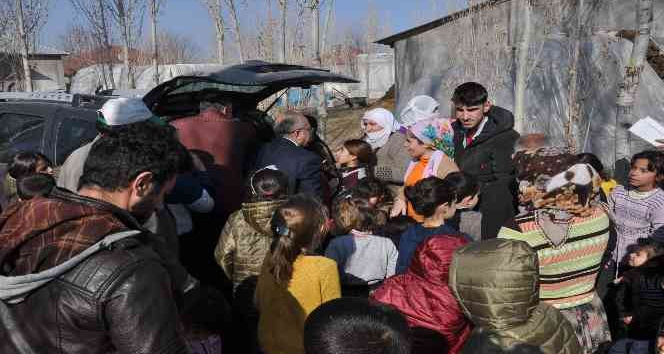 Başkan Turan’dan çocuklara bot ve mont desteği