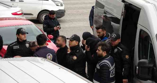 Fuhuş operasyonunda yakalandı bastonuyla adliyeye zor yürüdü