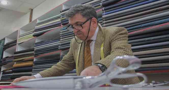 70 yaşındaki terzi Hıdır ustanın meslek aşkı hayran bırakıyor