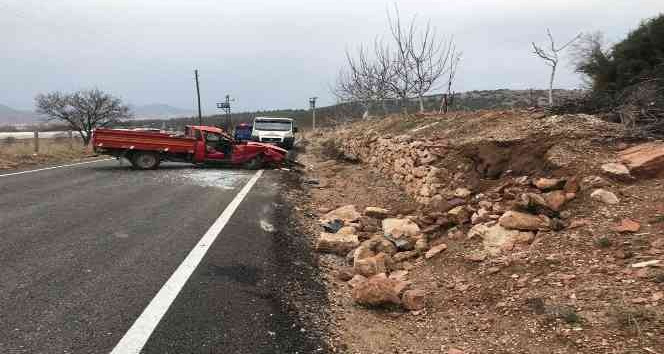 Burdur’da çocuk sürücü kullandığı araçla duvara çarptı, annesi öldü.