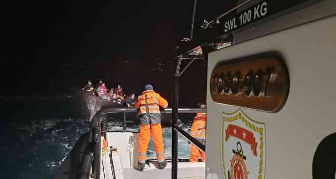 Motor arızası nedeniyle sürüklenen lastik bottaki 40 kaçak göçmen kurtarıldı